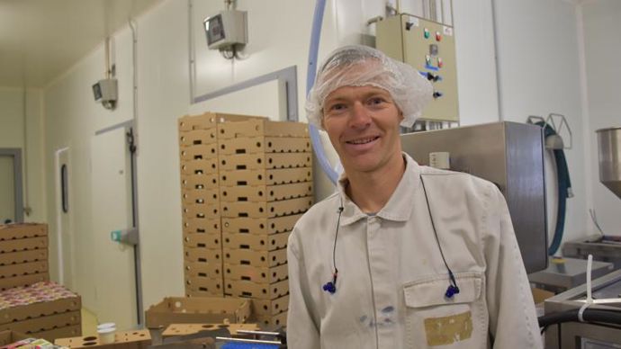 Franck, 39 ans. En reconversion professionnelle, il seconde Charlène au laboratoire de transformation. © R. Aries/GFA